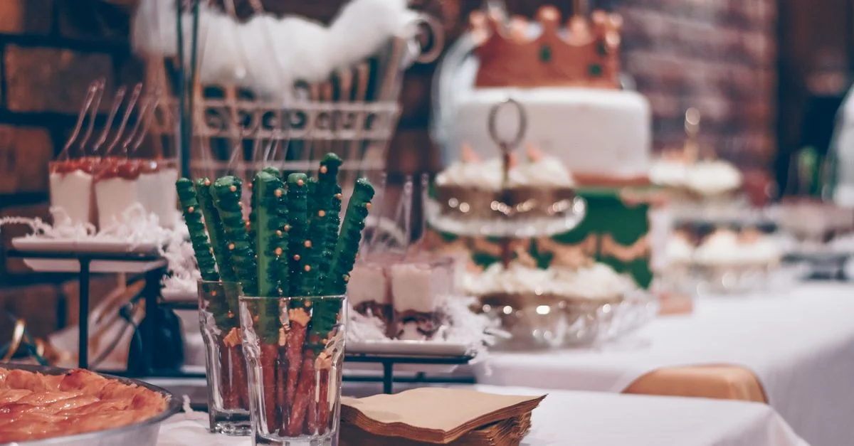 Gros plan d'une table de dessert magnifiquement décorée lors d'un événement festif à l'intérieur.