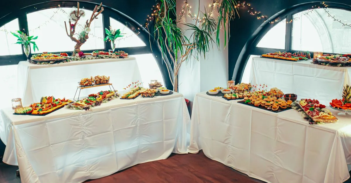 Un buffet intérieur magnifiquement agencé avec des apéritifs assortis et une décoration, parfait pour les événements.