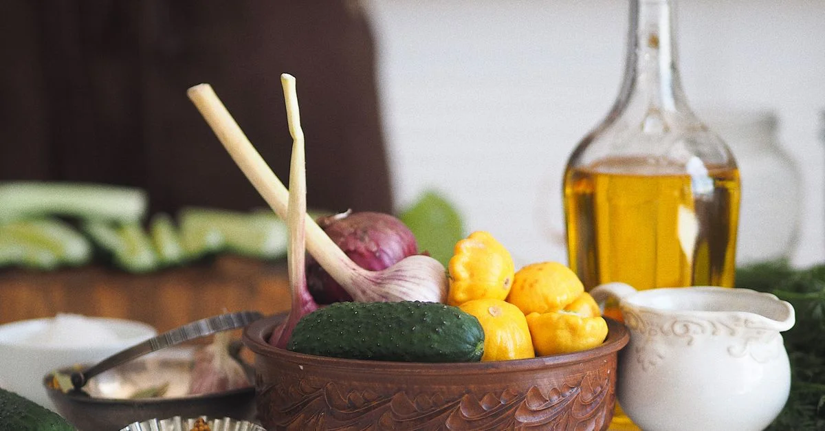 Une nature morte rustique mettant en scène des concombres, de l'ail et de l'huile d'olive, arrangés avec des essentiels de cuisine.
