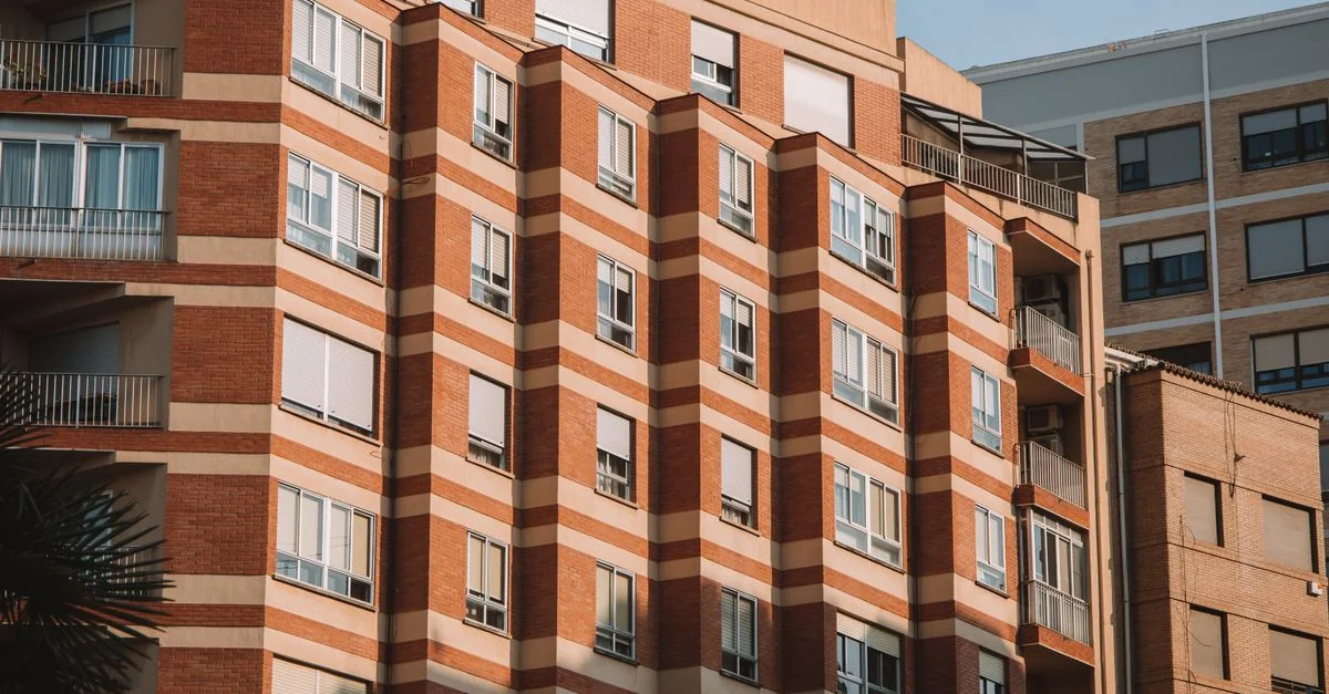 Immeuble en brique à Valence, en Espagne, illuminé par la lumière du soleil.