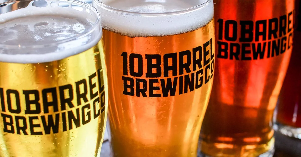 Vue en gros plan de diverses bières de 10 Barrel Brewing Co dans des verres montrant des couleurs éclatantes et une mousse rafraîchissante.